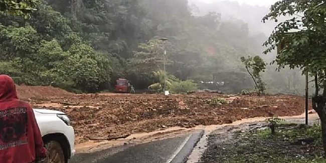 jalur-padang-bengkulu-putus-tertimbun-longsor_169