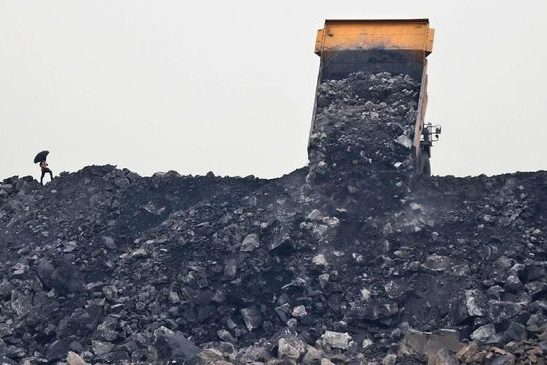 Pemerintah menyetop penambahan pembangkit listrik batu bara pada RUPTL 2021-2030 untuk mencapai target bauran energi baru terbarukan (EBT). Ilustrasi. (AP PhotoAijaz Rahi