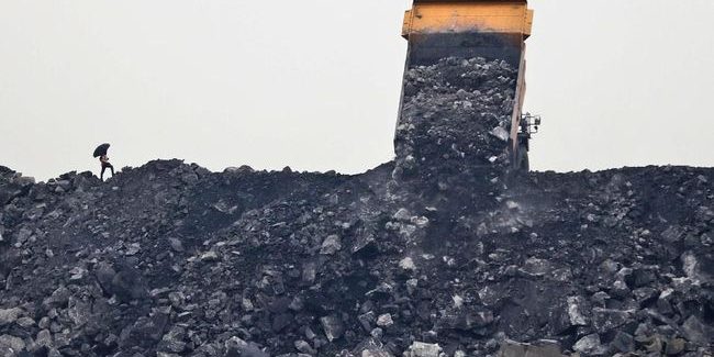 Pemerintah menyetop penambahan pembangkit listrik batu bara pada RUPTL 2021-2030 untuk mencapai target bauran energi baru terbarukan (EBT). Ilustrasi. (AP PhotoAijaz Rahi