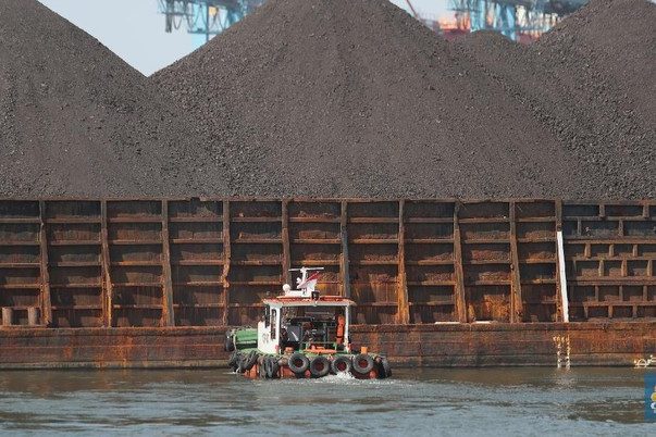 kapal-tongkang-batu-bara-cnbc-indonesiatri-susilo-5_169