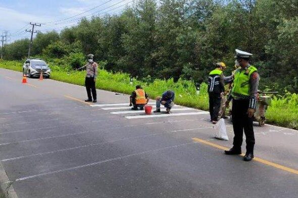 Satlantas Polres Tanjung Jabung Timur melakukan pengamanan pemasangan pita penggaduh jalan di Tanjab Timur yang rawan kecelakaan