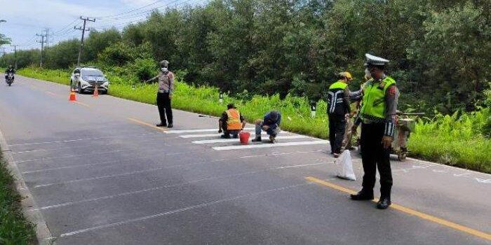 Satlantas Polres Tanjung Jabung Timur melakukan pengamanan pemasangan pita penggaduh jalan di Tanjab Timur yang rawan kecelakaan