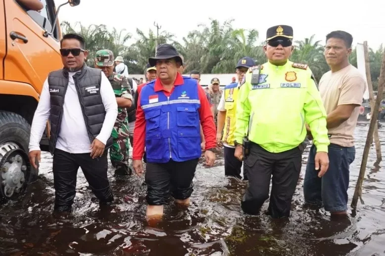 Gubri Edy Natar Nasution meninjau banjir di Kabupaten Pelalawan, Ahad (14/1/2024). (Diskominfo riau untuk riaupos.co)