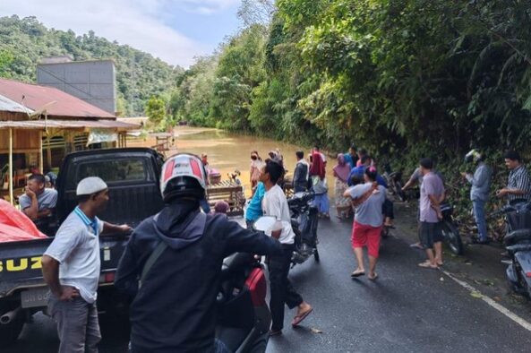 penampakan-jalan-bangko-kerinci-di-pangkalan-jambu-merangin-putus-akibat-terendam-banjir_169