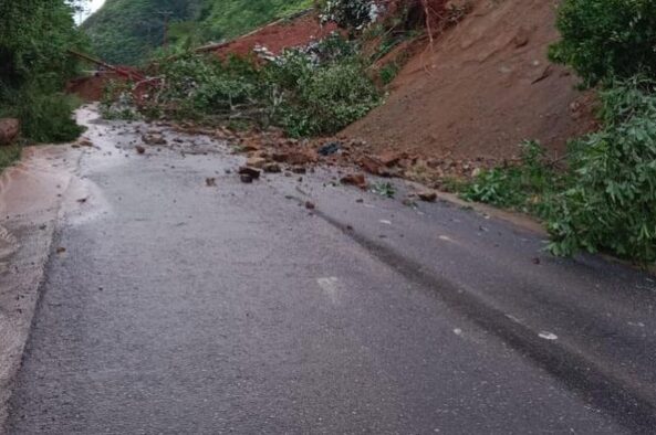 penampakan-jalan-tertimbun-longsor-di-desa-muara-emat-kerinci_169