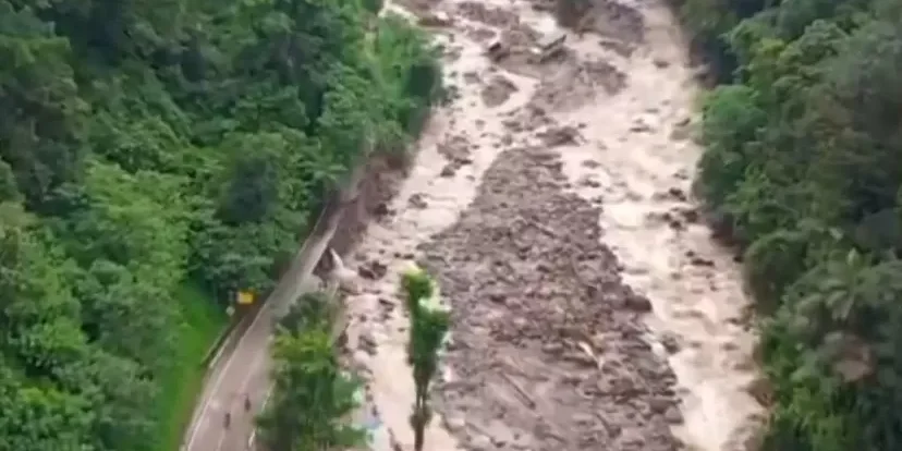 IMG_3680-1131954041 Ruas jalan Lembah Anai yang terputus akibat banjir dan longsor beberapa waktu lalu. (Rpg)