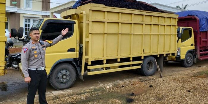 Polisi tilang angkutan batu bara di Batanghari. Foto: Dok. Polres Batanghari