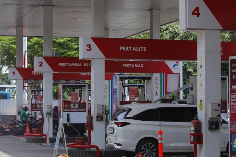 petugas-mengisi-bahan-bakar-minyak-bbm-jenis-pertalite-untuk-kendaraan-roda-dua-pada-salah-satu-spbu-di-jakarta-senin-18112024-9_169 Foto: Petugas mengisi bahan bakar minyak (BBM) jenis Pertalite untuk kendaraan roda dua pada salah satu SPBU di Jakarta, Senin (18/11/2024). (CNBC Indonesia/Faisal Rahman)