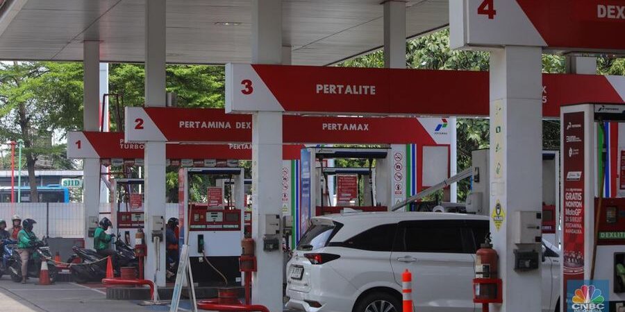 petugas-mengisi-bahan-bakar-minyak-bbm-jenis-pertalite-untuk-kendaraan-roda-dua-pada-salah-satu-spbu-di-jakarta-senin-18112024-9_169 Foto: Petugas mengisi bahan bakar minyak (BBM) jenis Pertalite untuk kendaraan roda dua pada salah satu SPBU di Jakarta, Senin (18/11/2024). (CNBC Indonesia/Faisal Rahman)