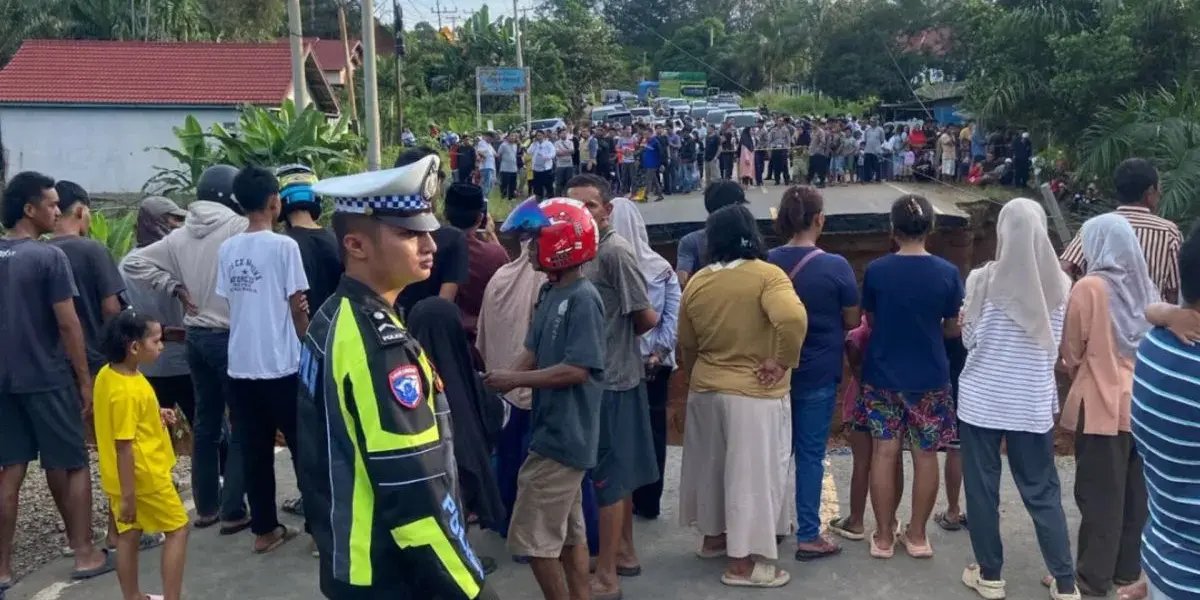 InShot_20250303_050037487.jpg Petugas Kepolisian Polres Dharmasraya saat berada di lokasi Jalan Lintas Sumatera yang putus, di KM 58 Desa Sirih Sekapur, Kecamatan Jujuhan, Kabupaten Bungo, Jambi, Minggu (2/3).(Antara/HO-Satlantas Polres Dharmasraya).