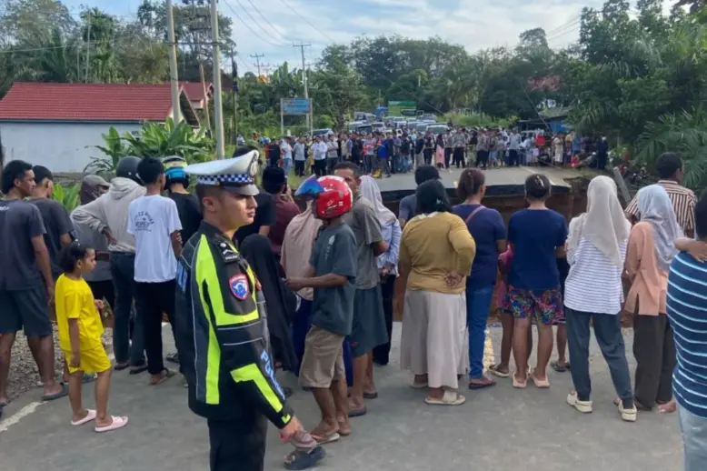 InShot_20250303_050037487.jpg Petugas Kepolisian Polres Dharmasraya saat berada di lokasi Jalan Lintas Sumatera yang putus, di KM 58 Desa Sirih Sekapur, Kecamatan Jujuhan, Kabupaten Bungo, Jambi, Minggu (2/3).(Antara/HO-Satlantas Polres Dharmasraya).